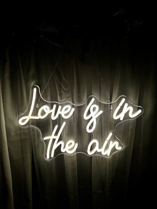 Love is in the air - wynajem neonu